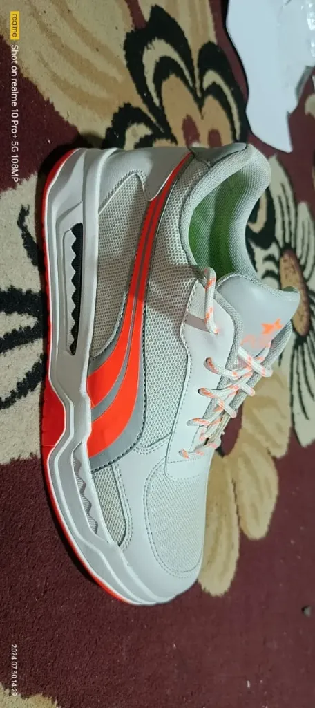 Sports shoes