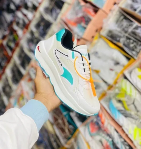 Sports shoes
